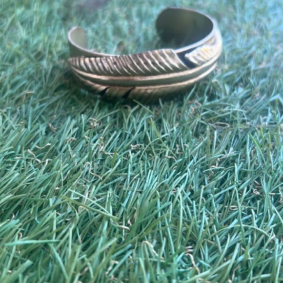 Gold Feather Bracelet - Gold Bangle Adjustable Bracelrt - NEW - Picture 1 of 3